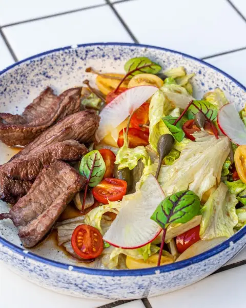 Салат с говядиной гриль, редисом и каперсами